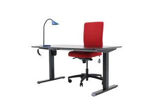 Kontorsæt med bordplade i sort, stelfarve i sort, blå bordlampe og rød kontorstol